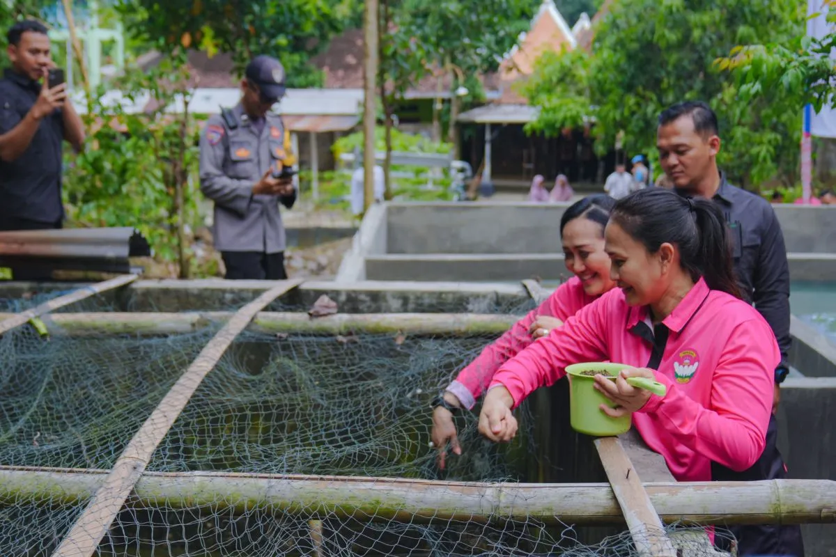 Yayasan Kemala Bhayangkari Dukung Ketahanan Pangan dengan Tebar Benih Ikan di Panti Asuhan