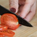 tips memotong tomat